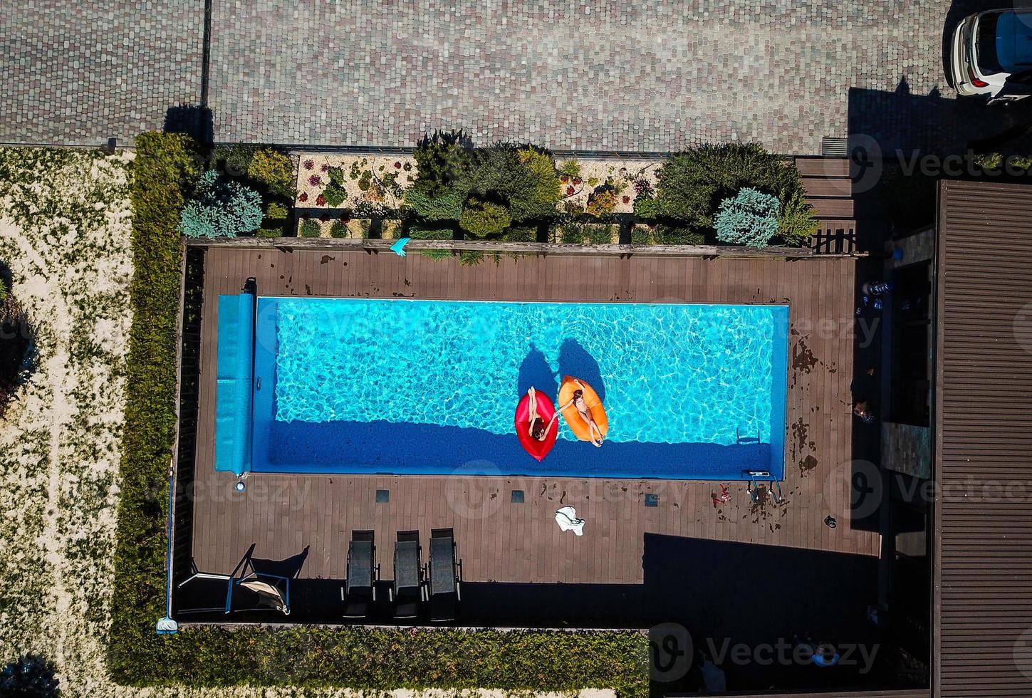 Due ragazze siamo nuoto nel il piscina foto