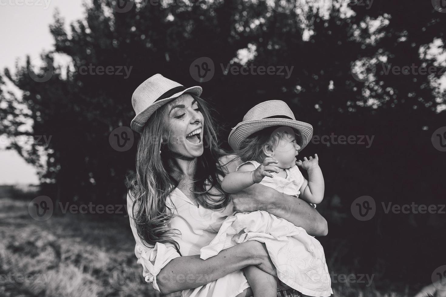 madre e figlia insieme all'aperto foto