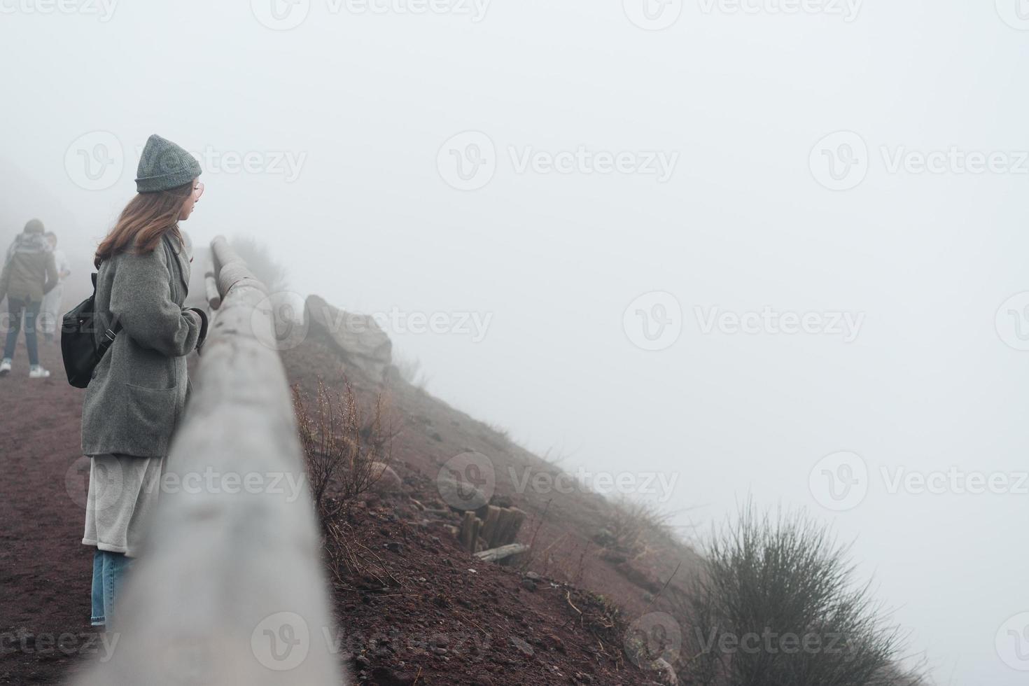 ragazza si arrampica il sentiero per il montagna foto