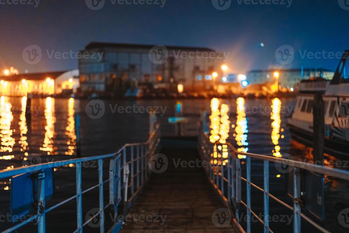 un' Visualizza di il canale a notte. Venezia, Italia foto