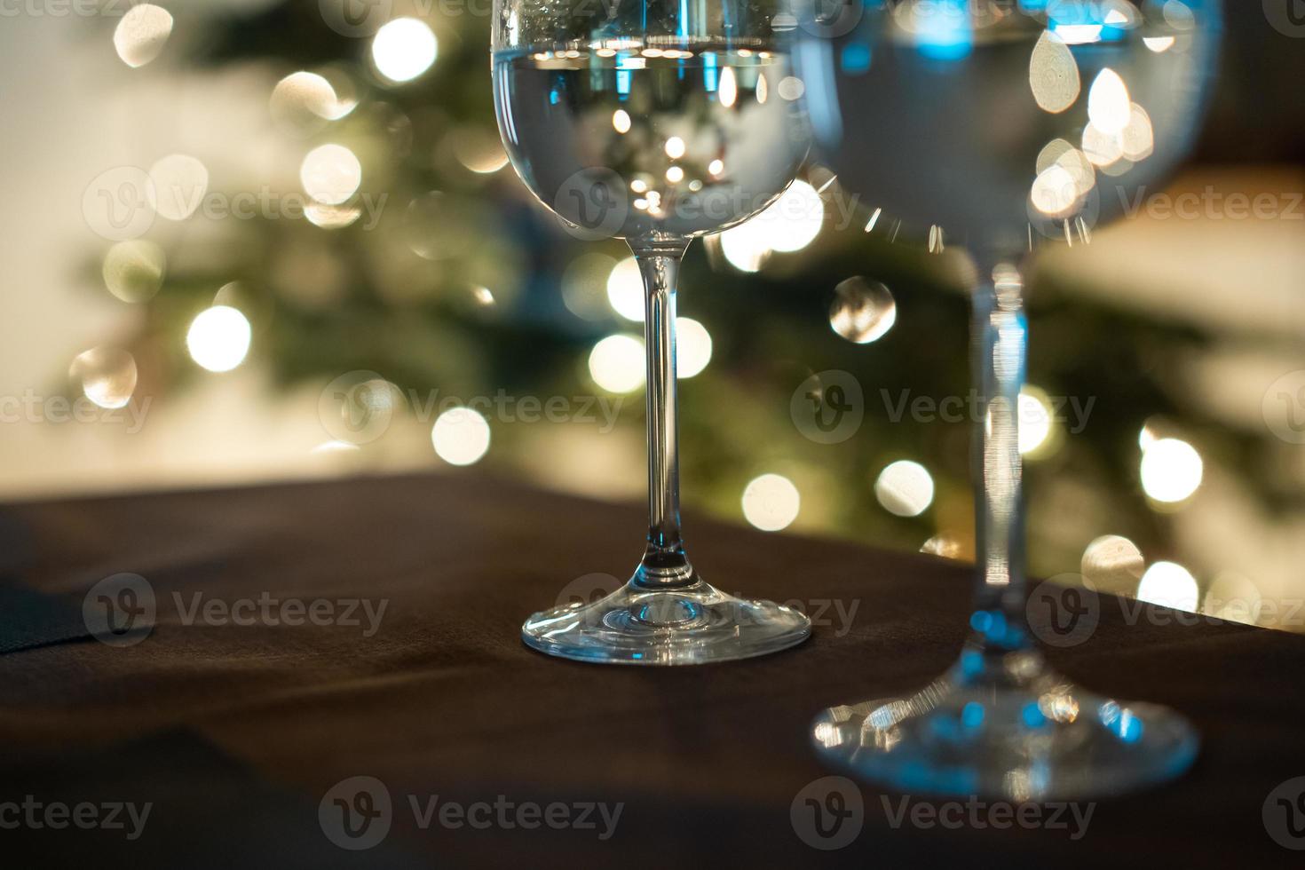 Due bicchiere con acqua a tavolo, vicino Visualizza foto