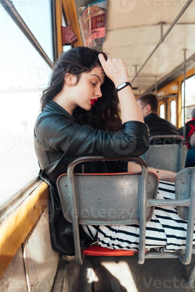 donna in viaggio dentro il tram foto