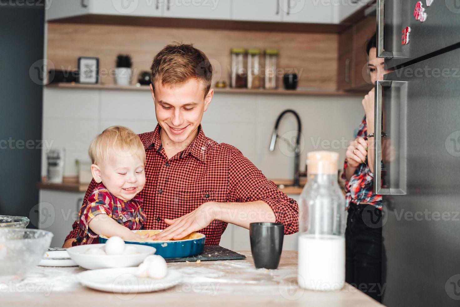 papà e poco figlio nel il cucina foto