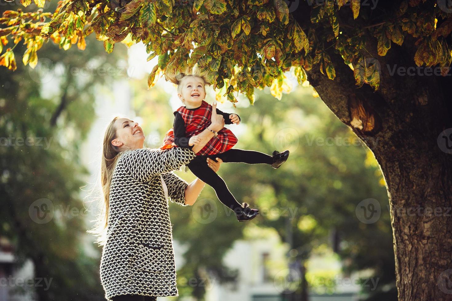 madre e poco figlia giocando nel un' parco foto