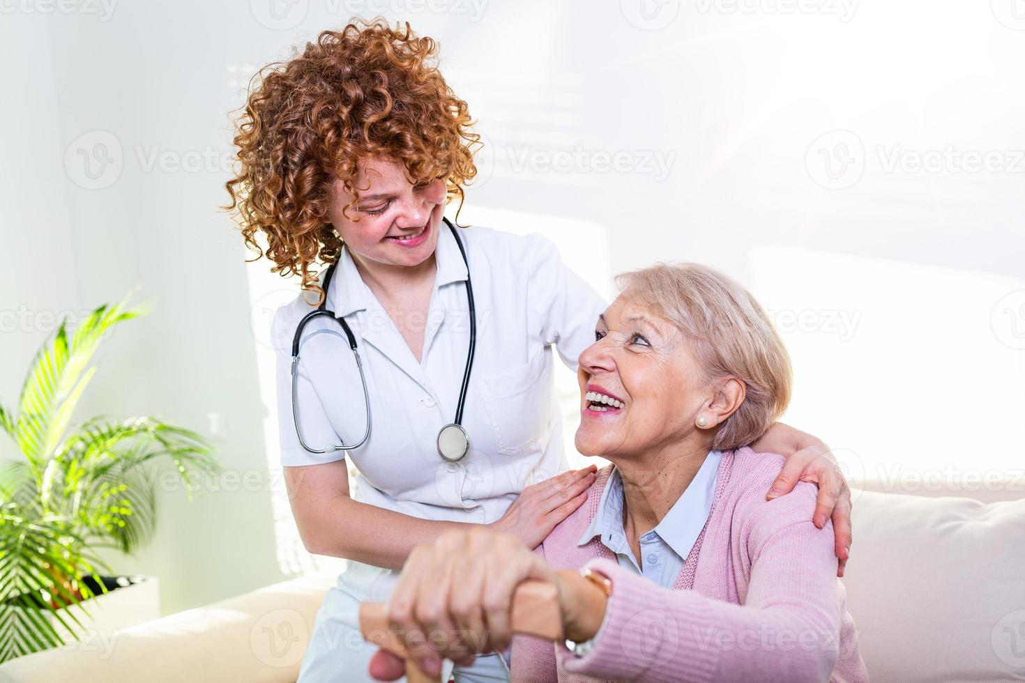 vicino positivo relazione fra anziano paziente e Caregiver. contento anziano donna parlando per un' amichevole Caregiver. giovane bella badante e più vecchio contento donna foto