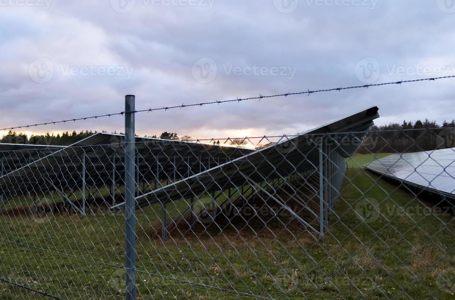 generare energia pulita con moduli solari in un grande parco del nord europa foto