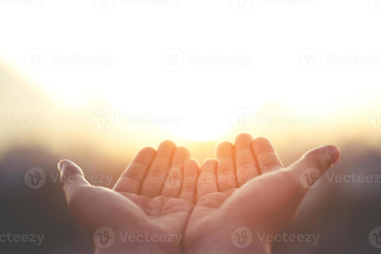 umano mani Aperto palma su culto preghiere con fede e credenza nel Dio di un appello per il cielo. concetto religione e spiritualità con credere energia di speranza o amore e devozione. riempitivo tono Vintage ▾. foto