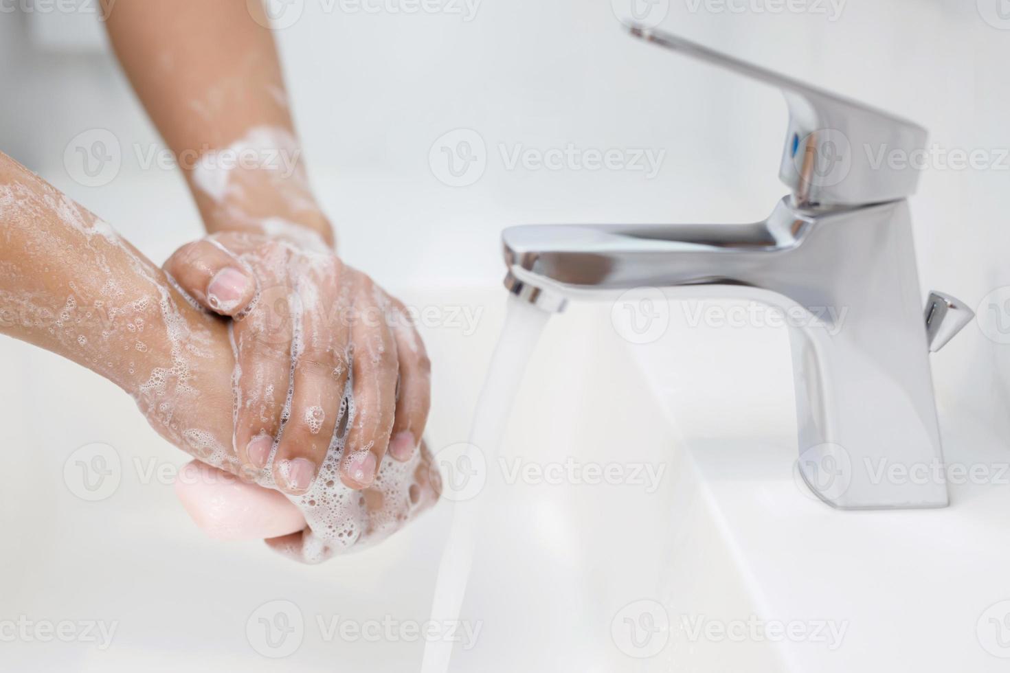 igiene. pulizia mani. lavaggio mani con sapone sotto il rubinetto con acqua pagare sporco. foto