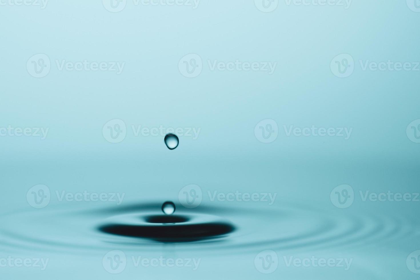 gocce d'acqua e schizzi. concetto di sfondo astratto di forma d'acqua. foto