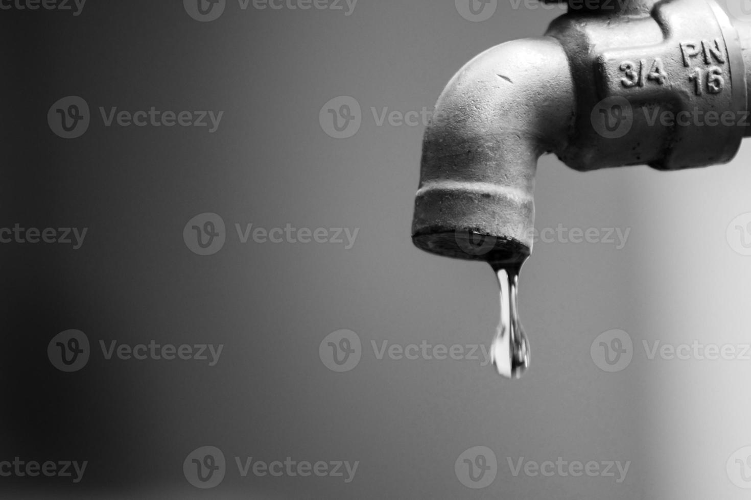 un' rubinetto dove il acqua fa non fluire. il concetto di acqua scarsità e il acqua crisi foto