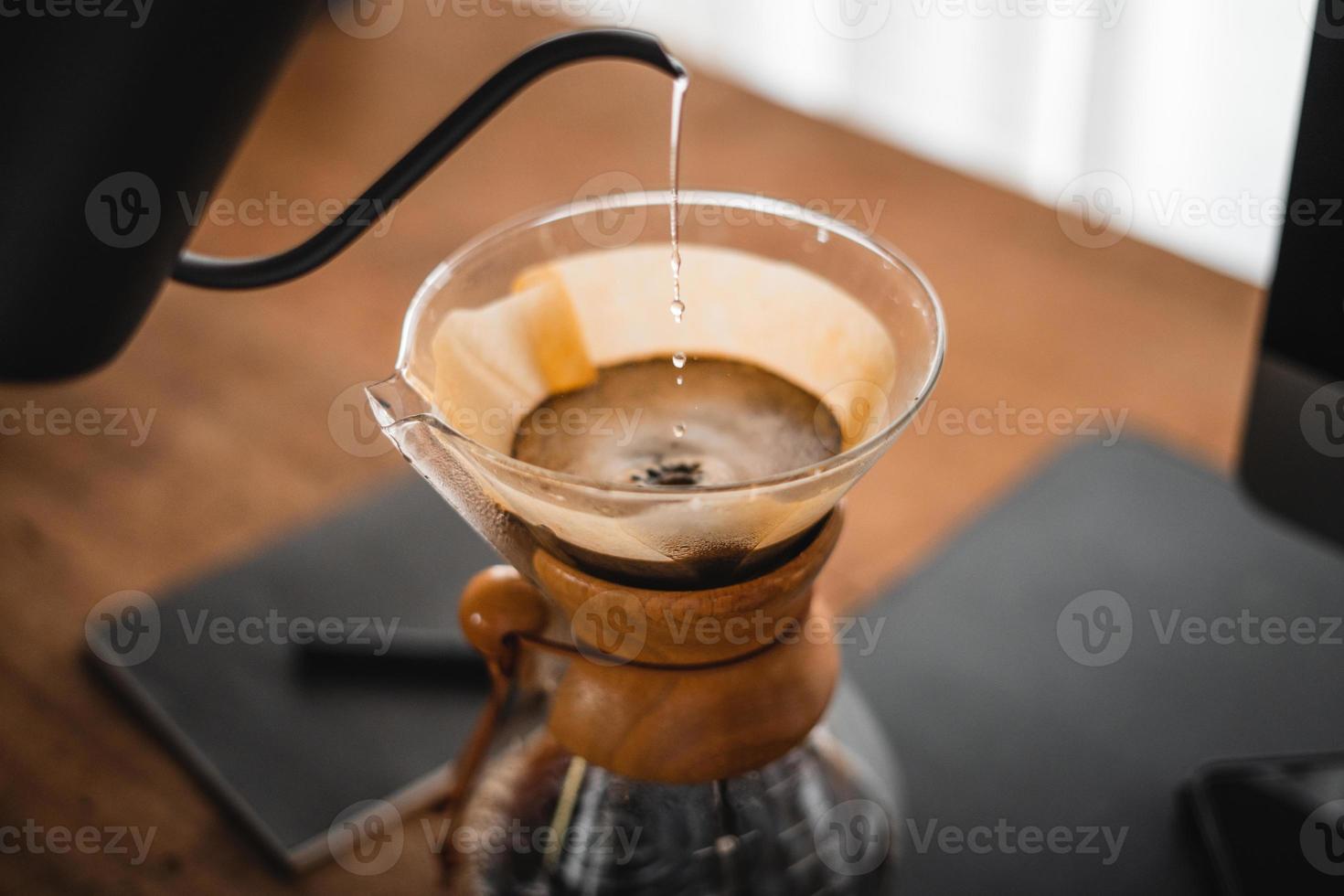 chemex per birra caffè, caffè chemex versare al di sopra di caffè creatore e gocciolare bollitore foto