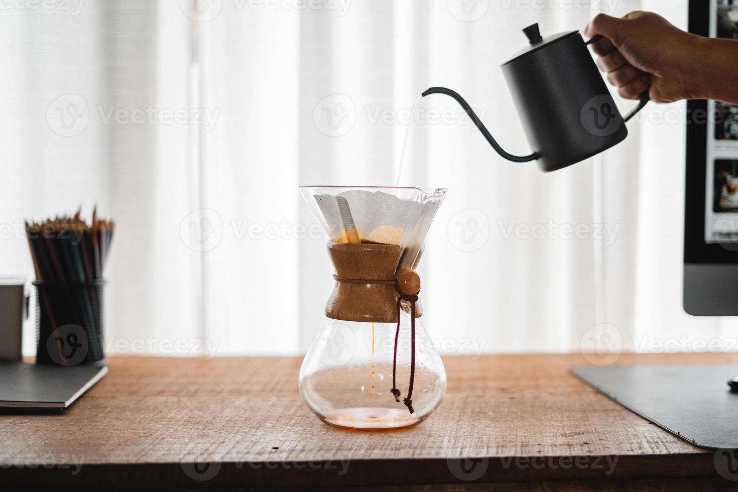 chemex per birra caffè, caffè chemex versare al di sopra di caffè creatore e gocciolare bollitore foto