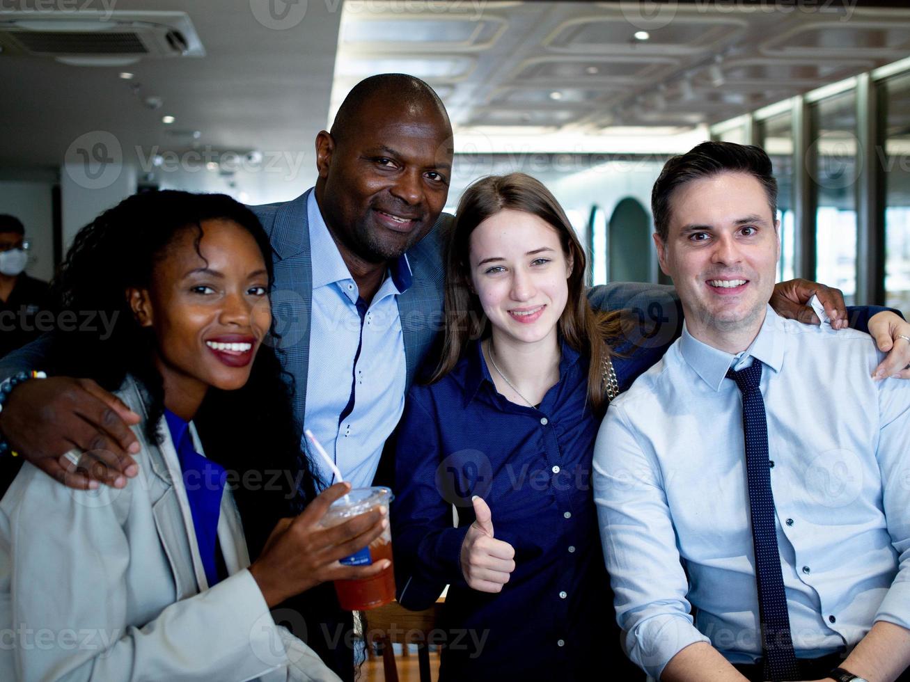 uomo d'affari donna d'affari personale manager africano diversità persone Guarda a telecamera contento Sorridi tonfo su lavoro di squadra lavoro collega compagno gruppo incontro riuscito professionale interno ufficio azienda foto