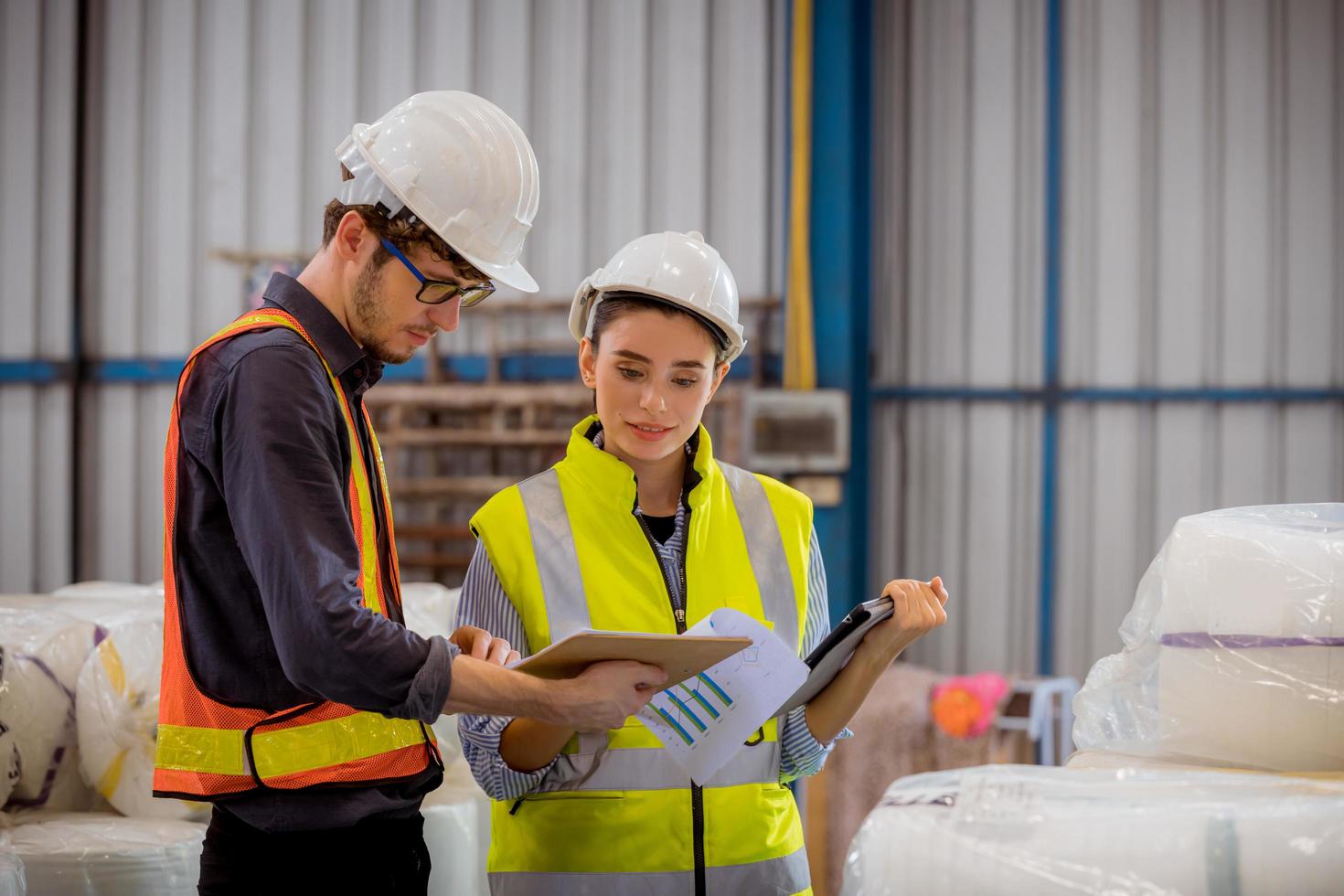 ingegnere di fabbrica sotto ispezione e controllo del processo di produzione di qualità sulla stazione di produzione di maschere per il viso indossando uniforme casual e casco di sicurezza nella piantagione di fabbrica. foto