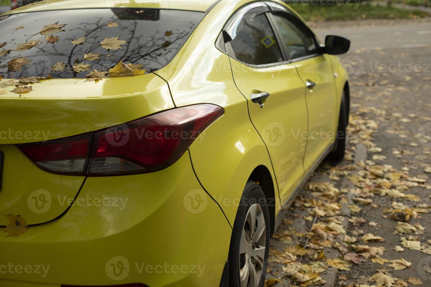 giallo macchina. Taxi nel autunno. il auto è nel il parcheggio quantità. foto