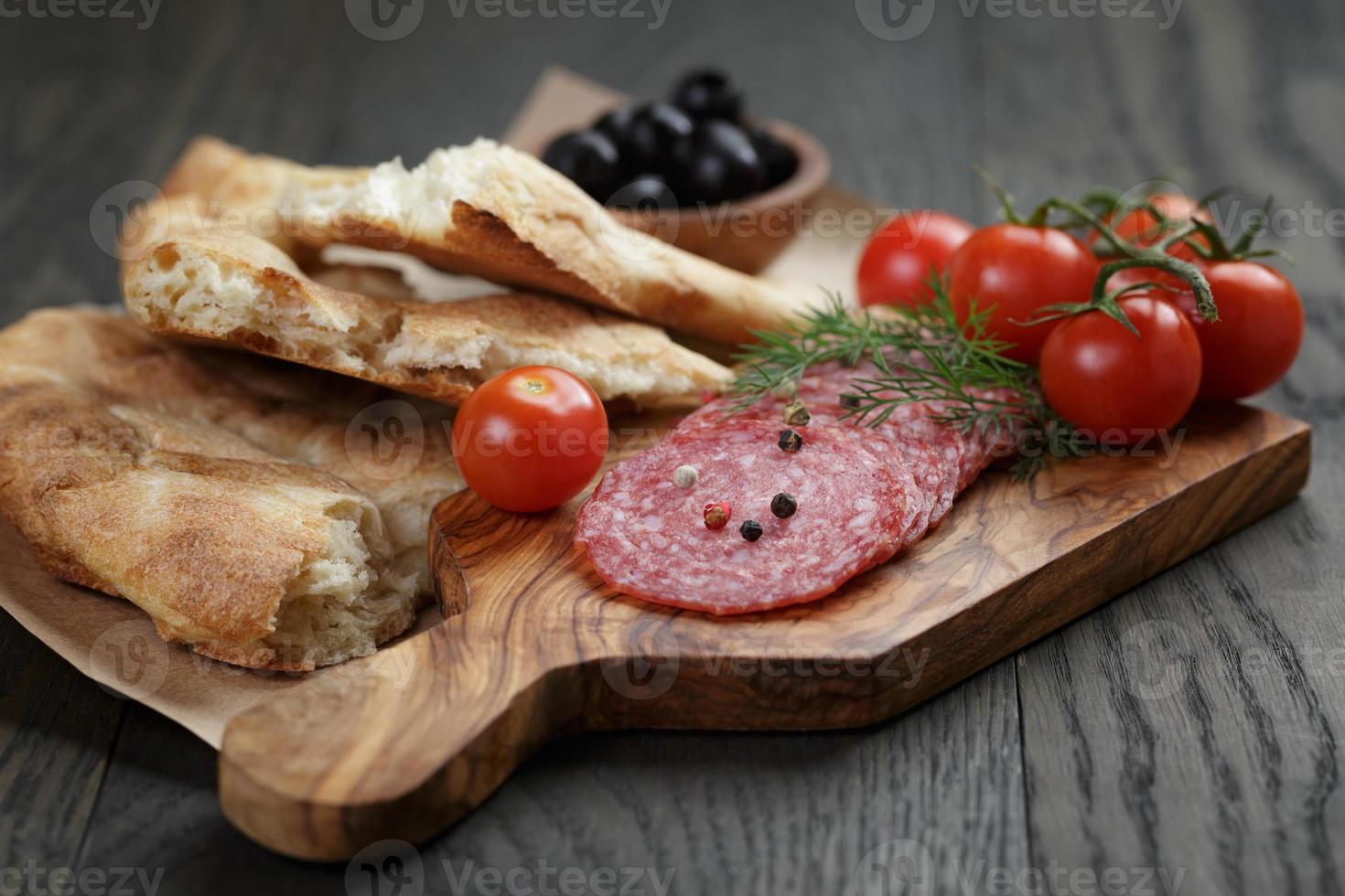 antipasti con salame, olive, pomodori e pane foto