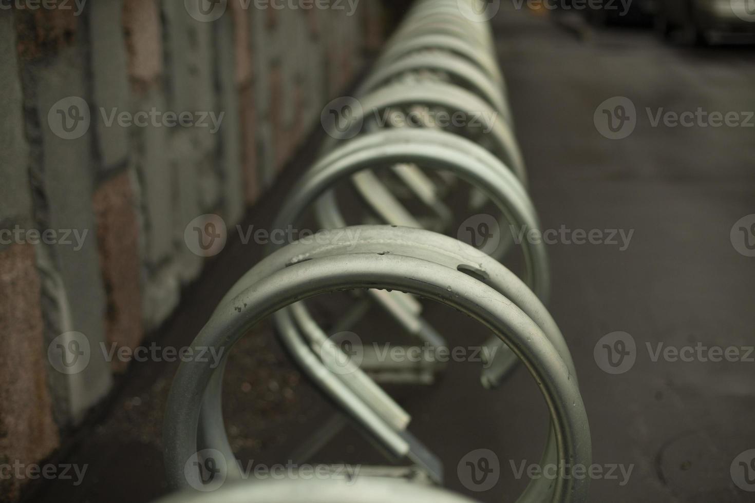 parcheggio per biciclette è vuoto. foto