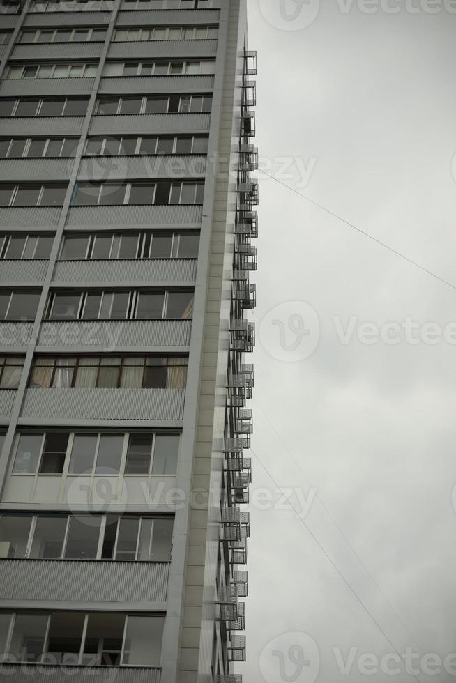 alto edificio con finestre e balconi. urbano sviluppo nel il 21 secolo. architettura di il 20 secolo nel il sovietico unione. foto