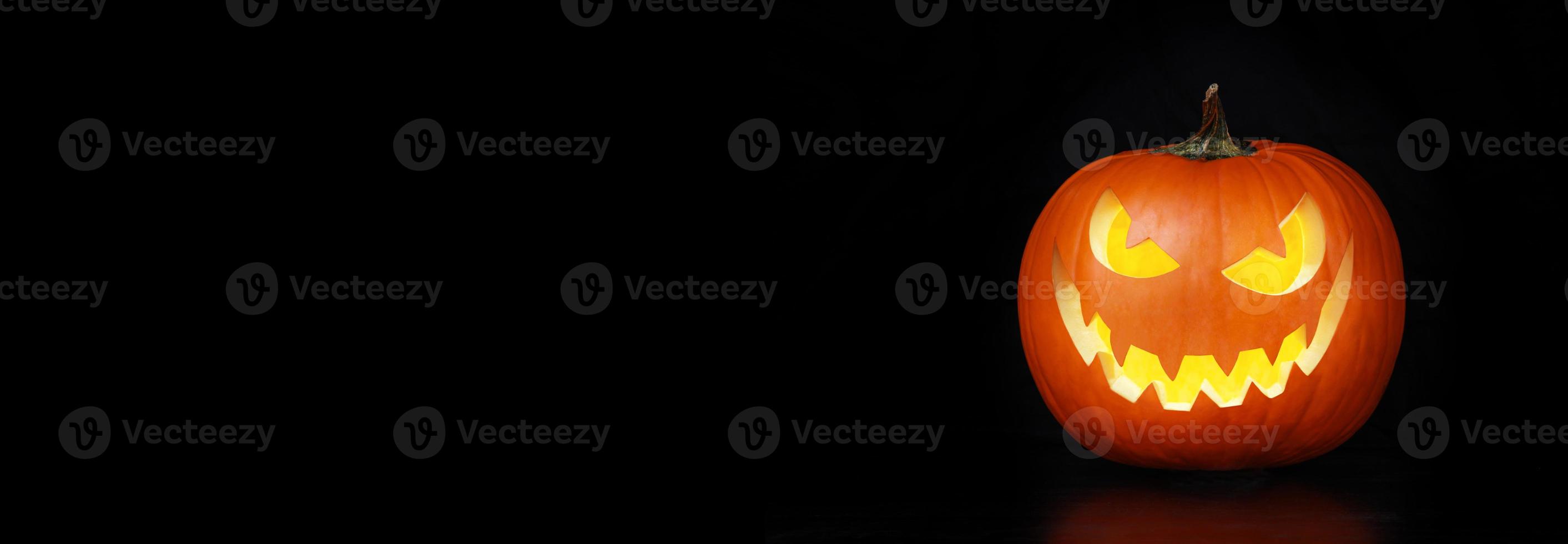 vicino su Visualizza di pauroso Halloween zucca con occhi raggiante dentro foto