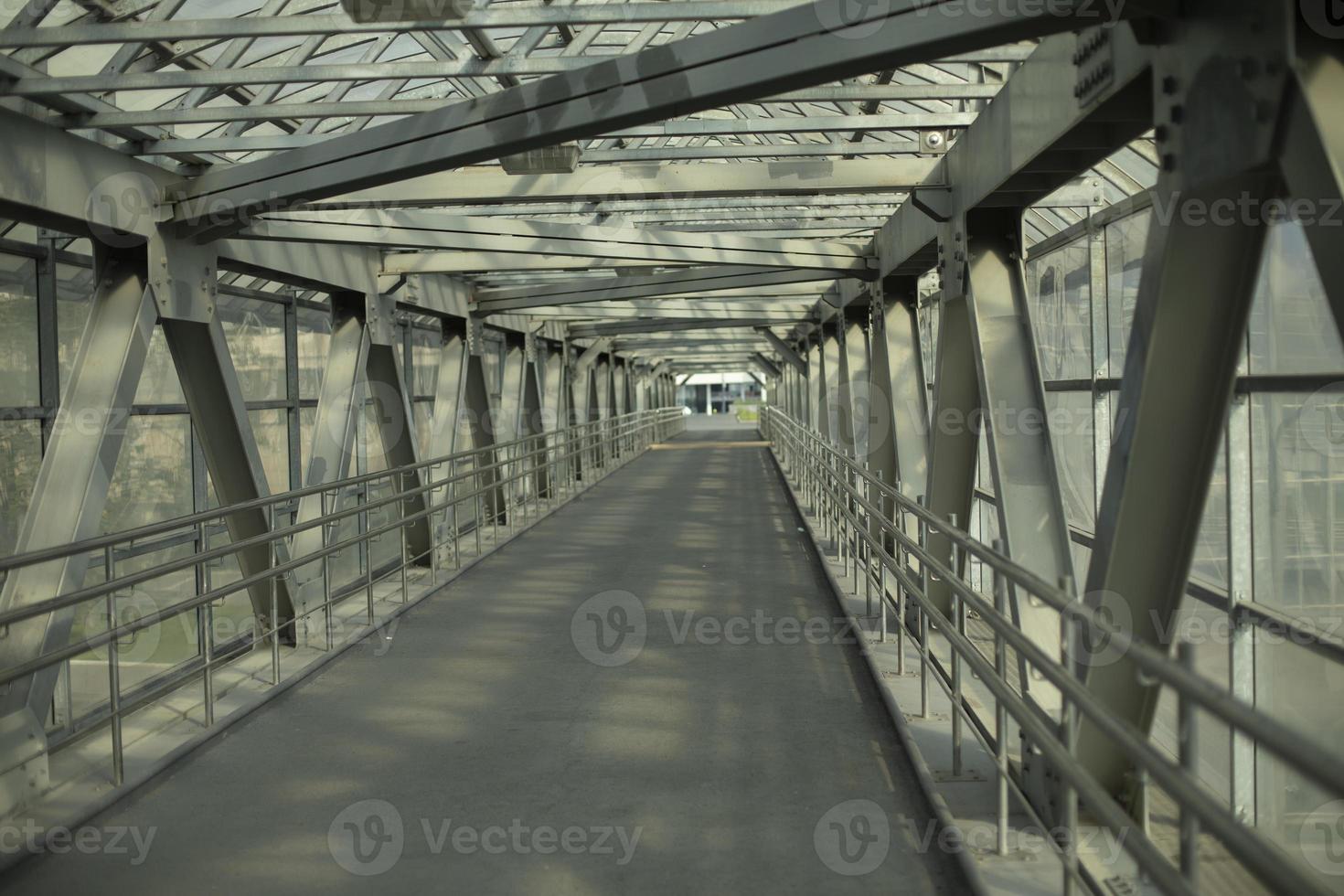 ponte travi fatto di acciaio. ponte costruzione. pedone attraversamento al di sopra di il autostrada. foto