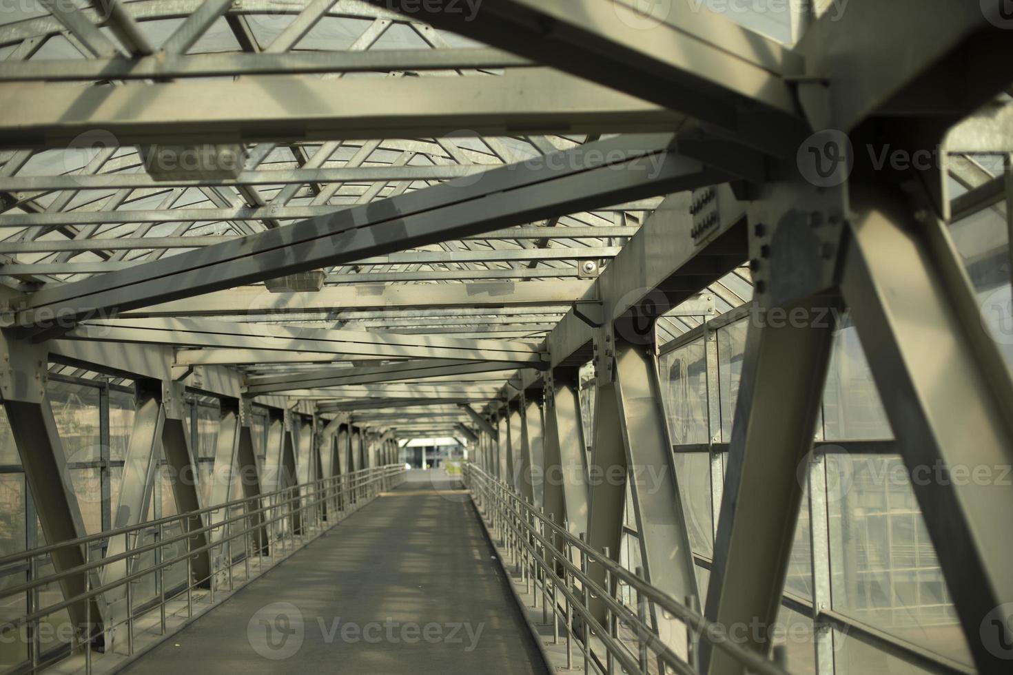 ponte travi fatto di acciaio. ponte costruzione. pedone attraversamento al di sopra di il autostrada. foto