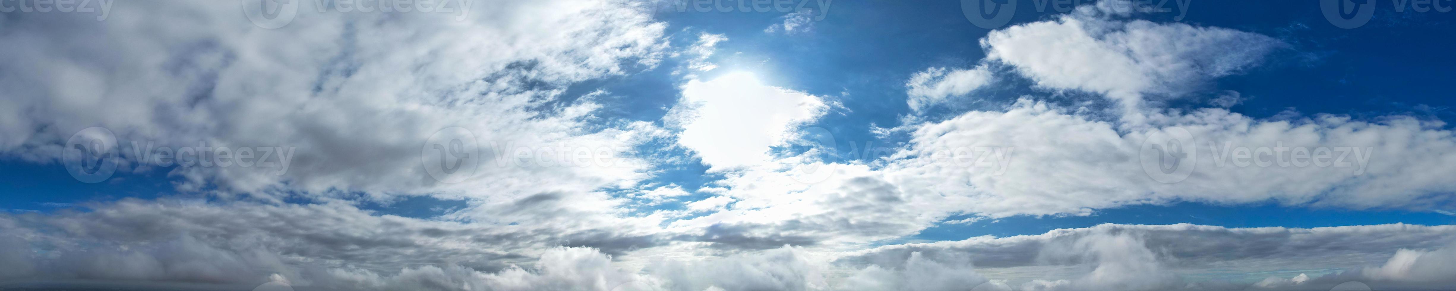 bellissimo sole brillare al di sopra di Inghilterra e attraverso il nuvole, aereo punto di Visualizza foto