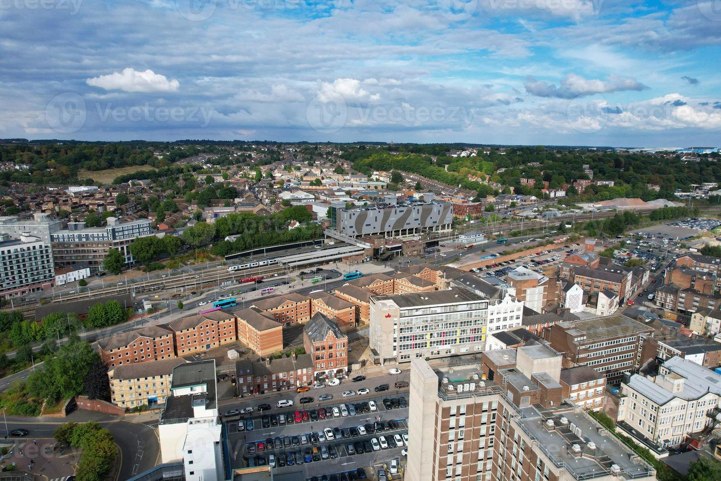 luton città centro e Locale edifici, alto angolo di droni Visualizza di luton città centro e ferrovia stazione. luton Inghilterra grande Gran Bretagna foto