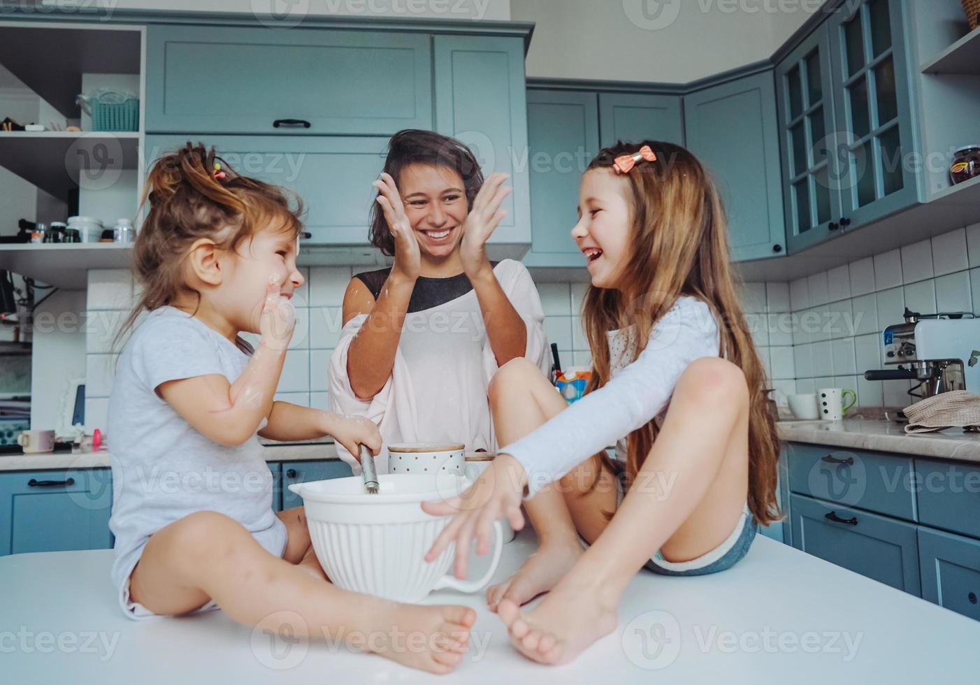 contento famiglia cucinare insieme nel il cucina foto