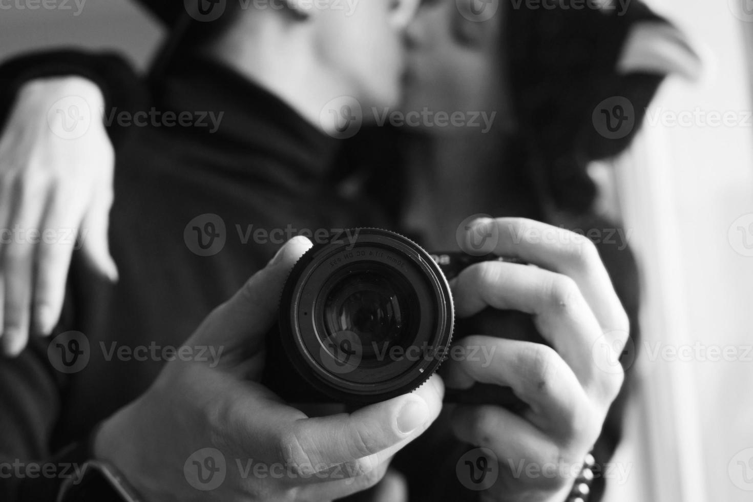 uomo e donna nel nero Abiti baci foto