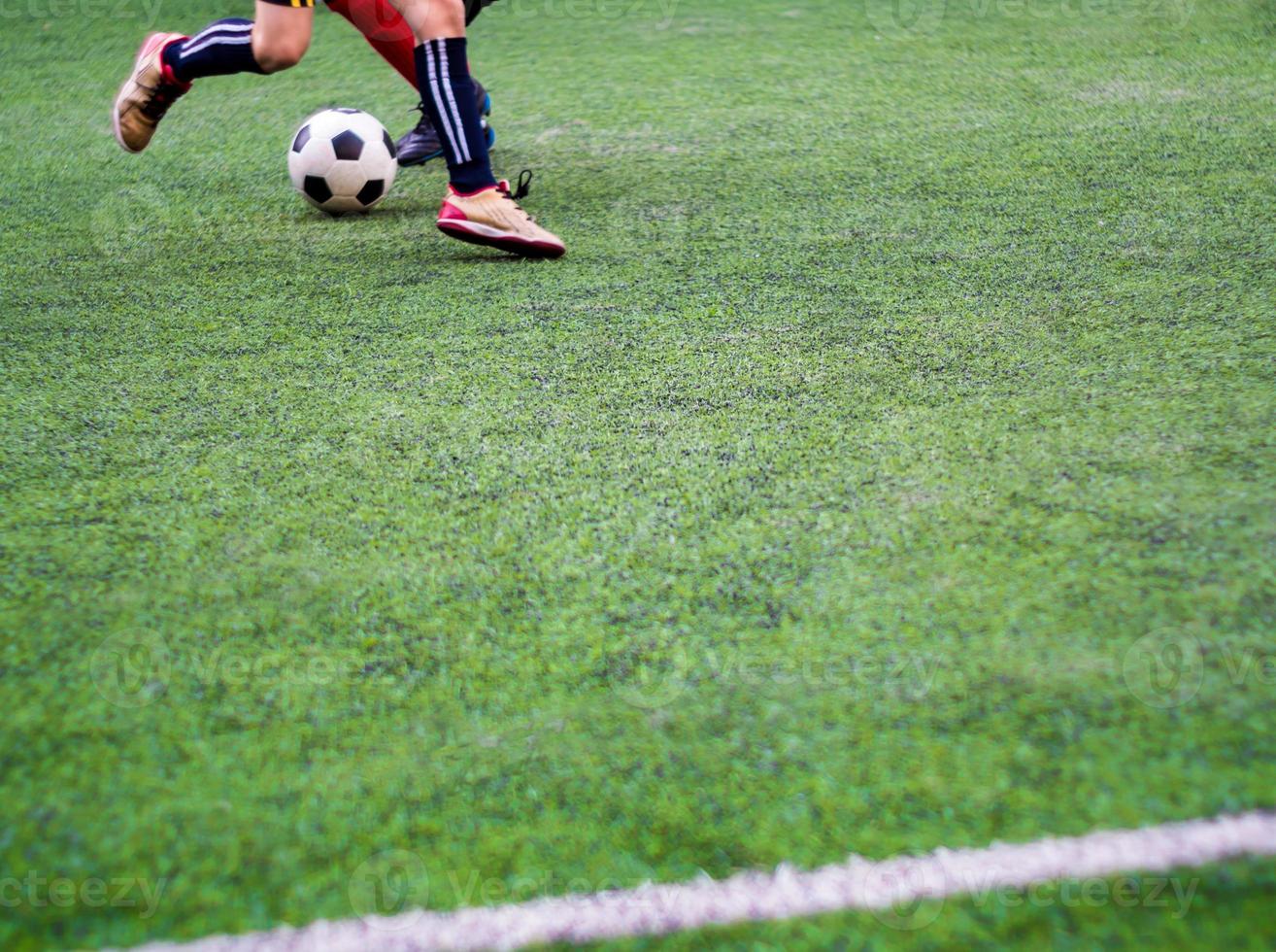 i calciatori gareggiano sull'erba sintetica della scuola foto