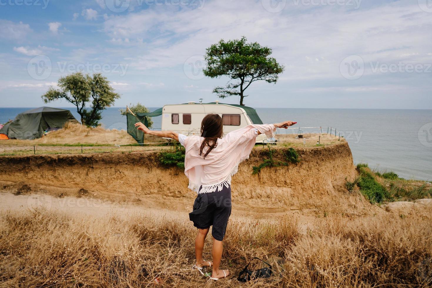 Bellissima, giovane ragazza in posa su un' selvaggio riva del mare foto