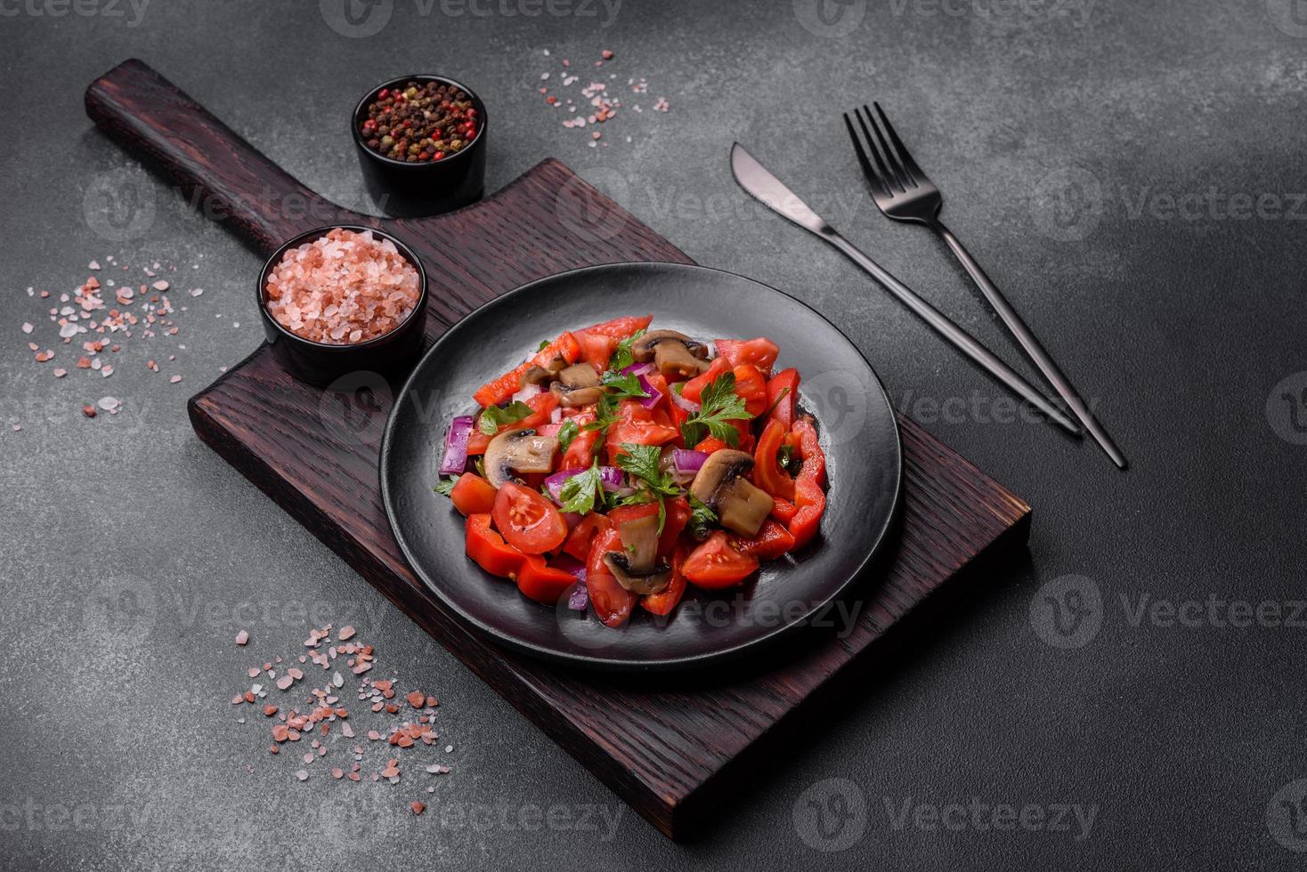 un' insalata di al forno funghi, pomodori, cipolle, prezzemolo, spezie e erbe aromatiche foto