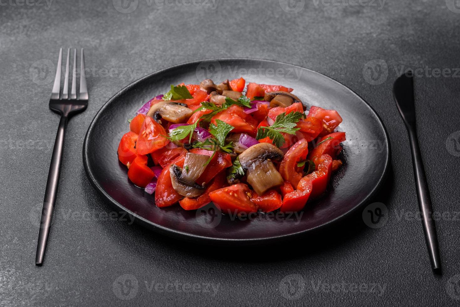 un' insalata di al forno funghi, pomodori, cipolle, prezzemolo, spezie e erbe aromatiche foto
