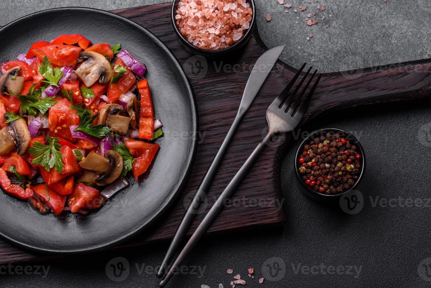 un' insalata di al forno funghi, pomodori, cipolle, prezzemolo, spezie e erbe aromatiche foto