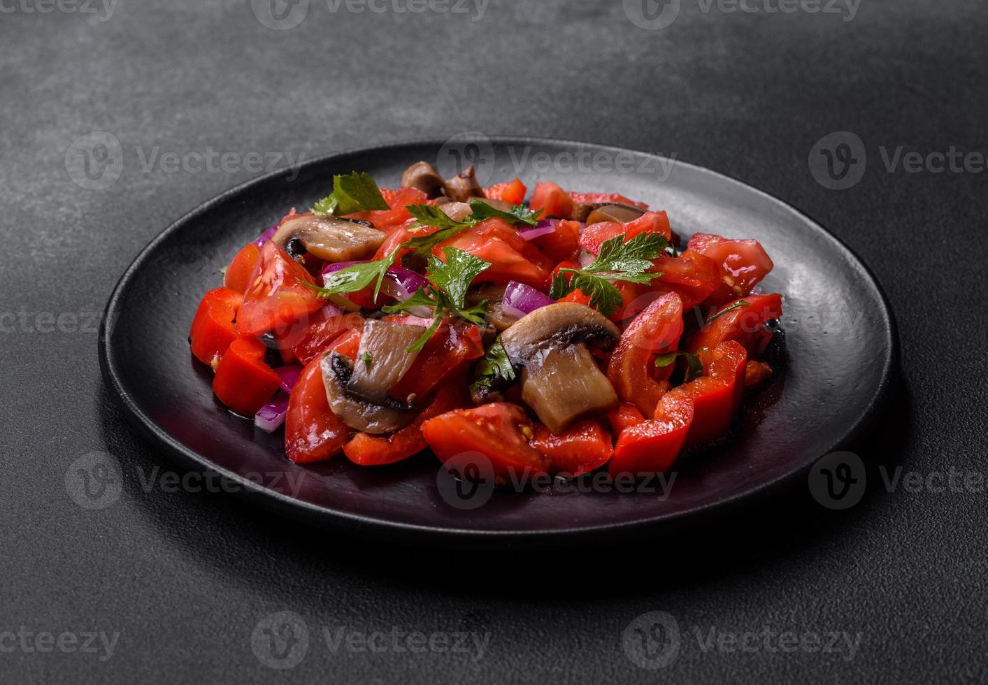 un' insalata di al forno funghi, pomodori, cipolle, prezzemolo, spezie e erbe aromatiche foto