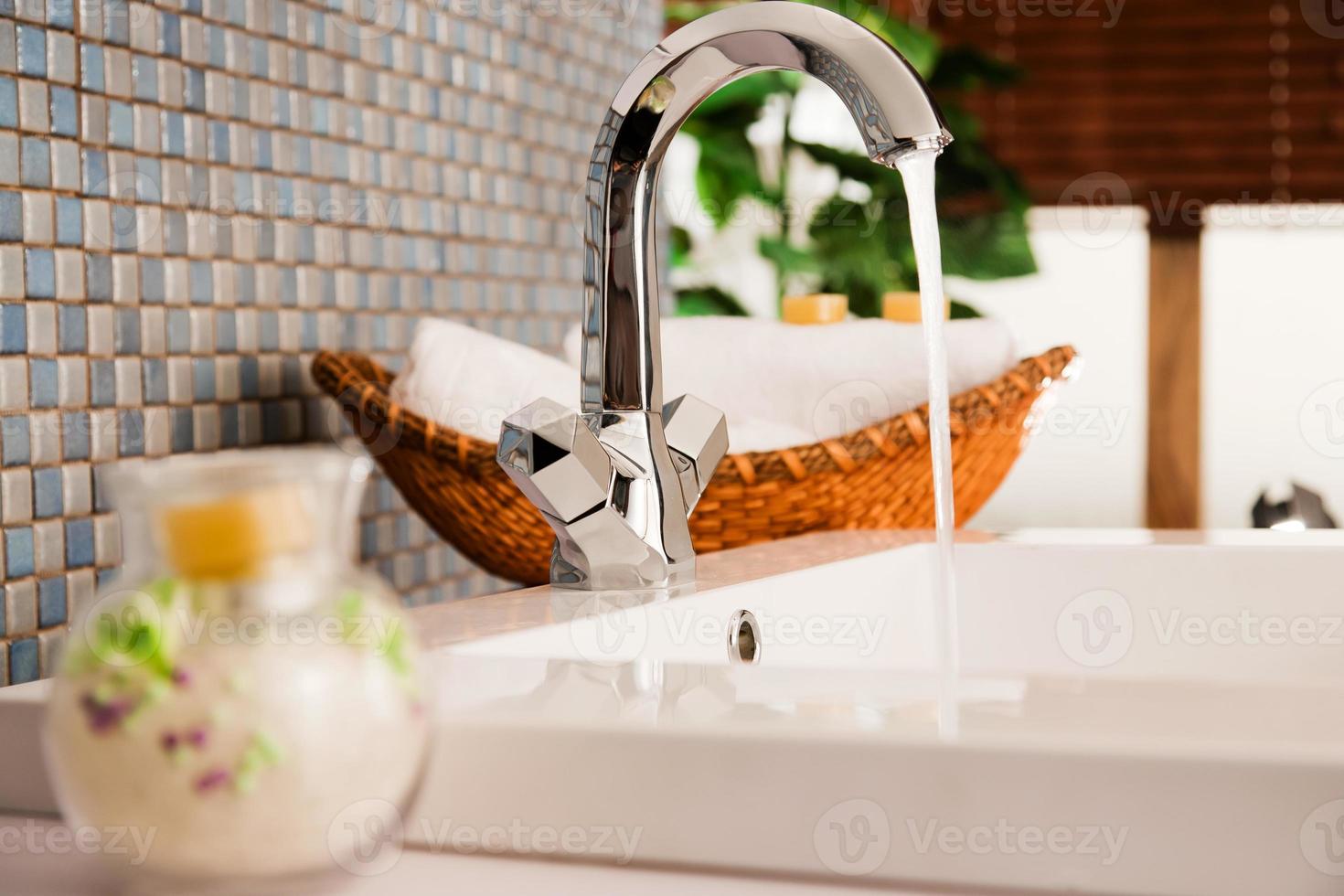 lavandino in un bagno moderno foto