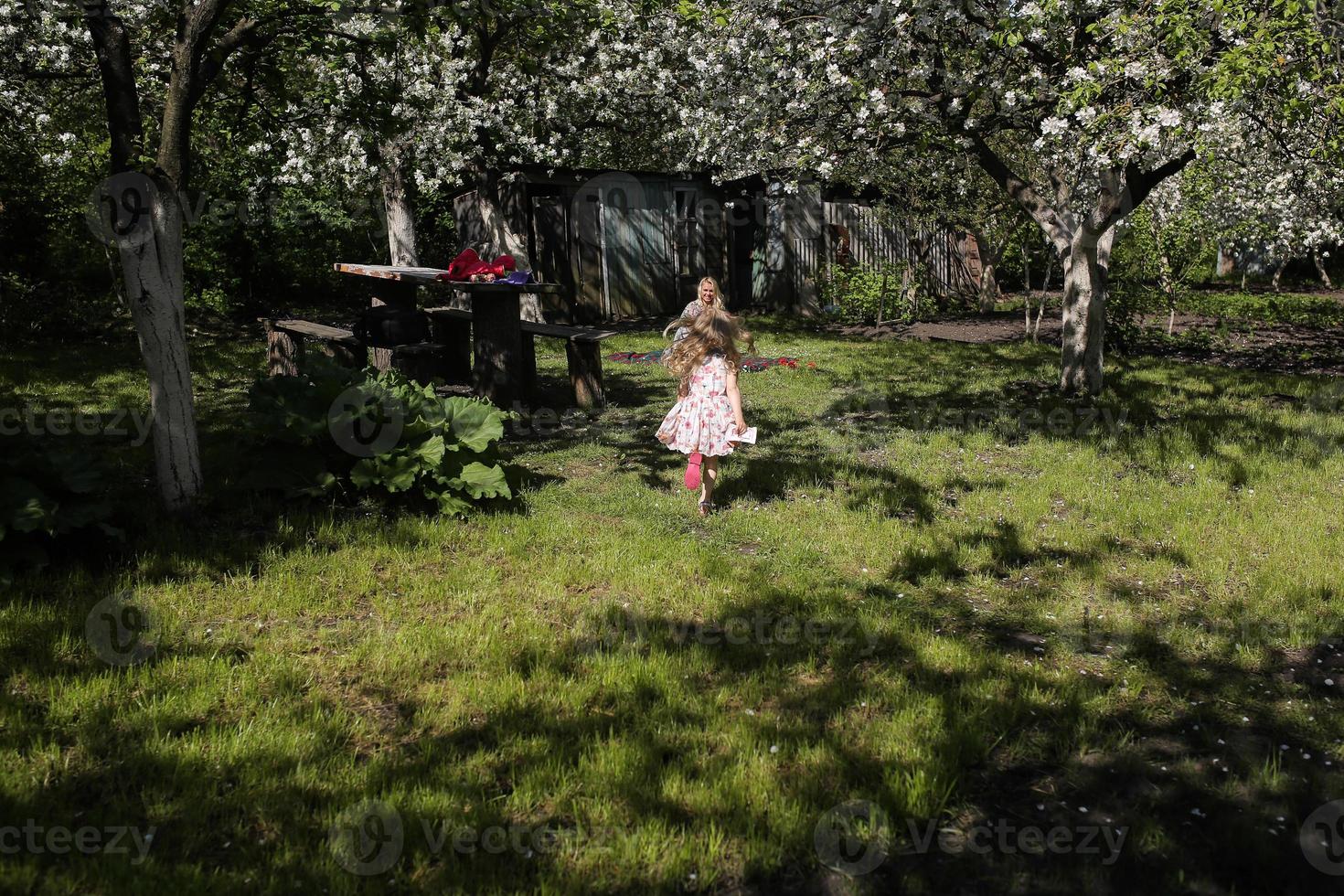 madre e figlia nel il giardino foto