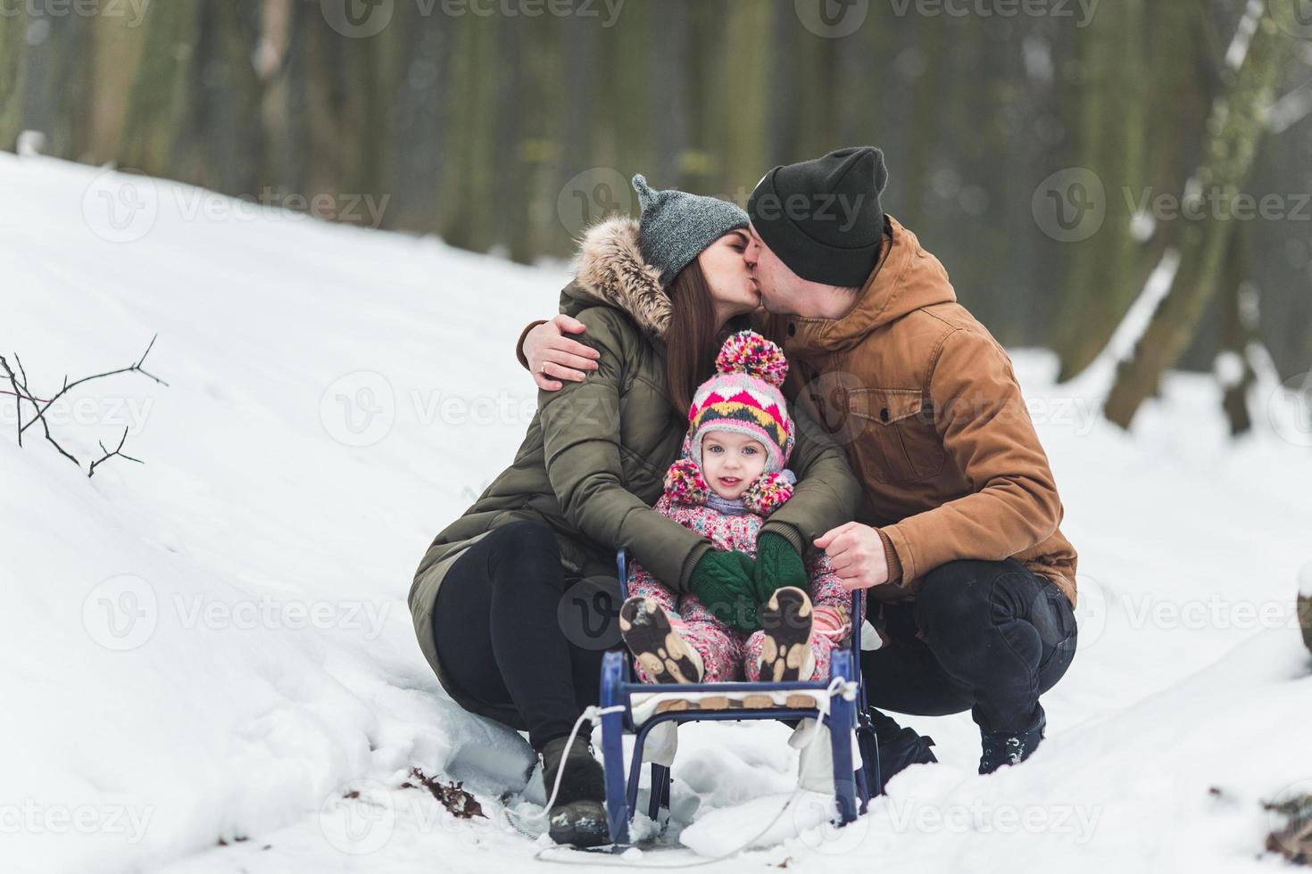 papà e mamma con un' poco figlia nel il parco foto