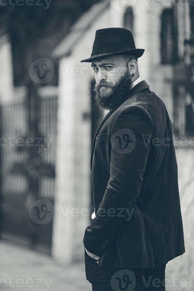 un uomo ricco con la barba, pensando agli affari foto