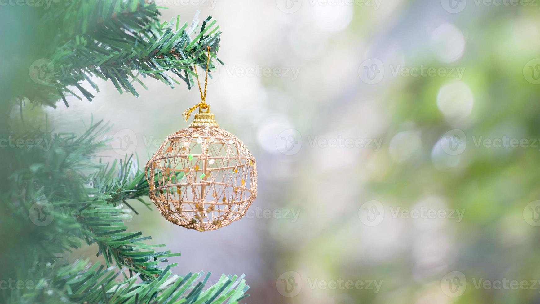 vicino su di oro palla per Natale o nuovo anno decorazione sfondo foto