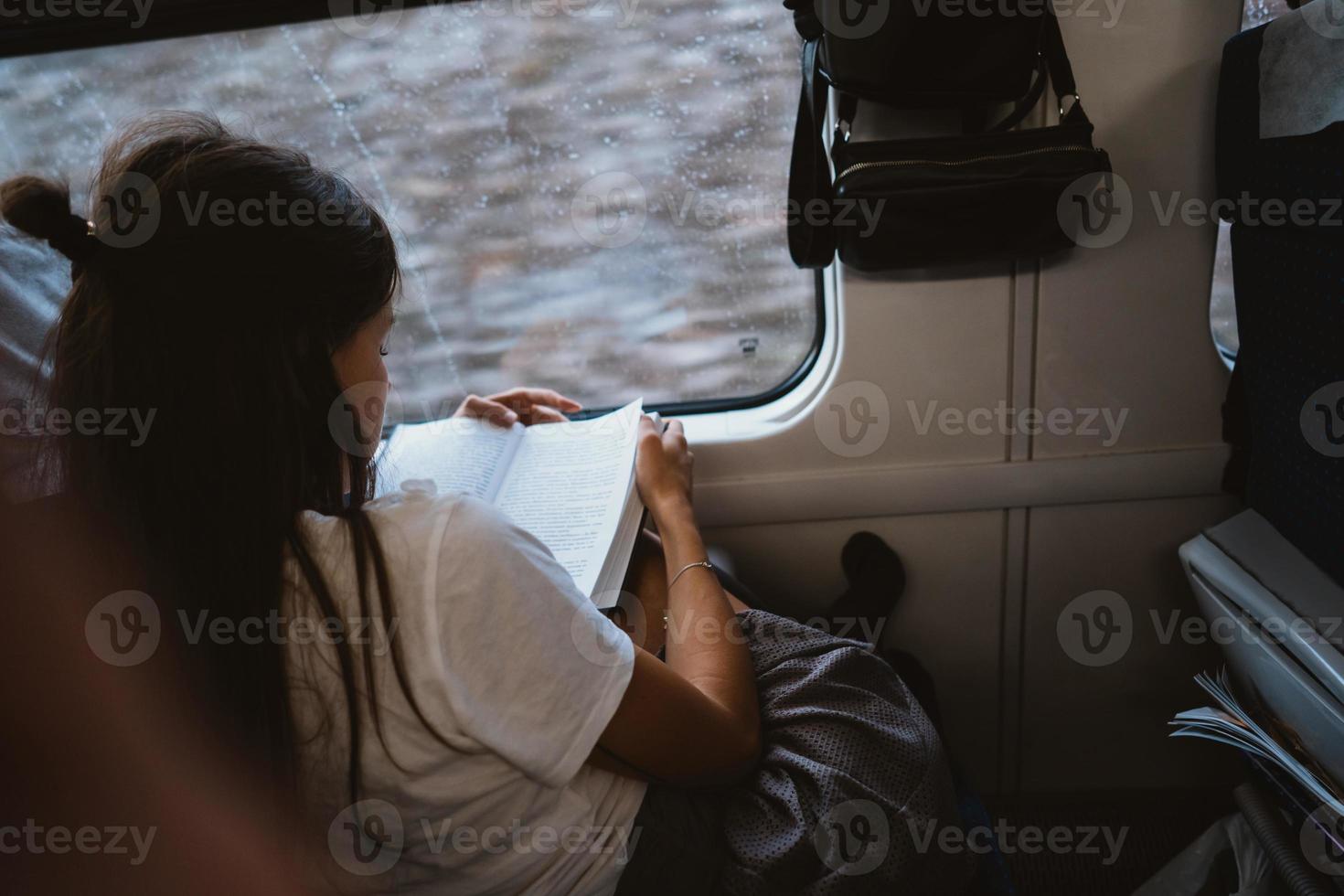 giovane contento donna seduta nel città autobus foto