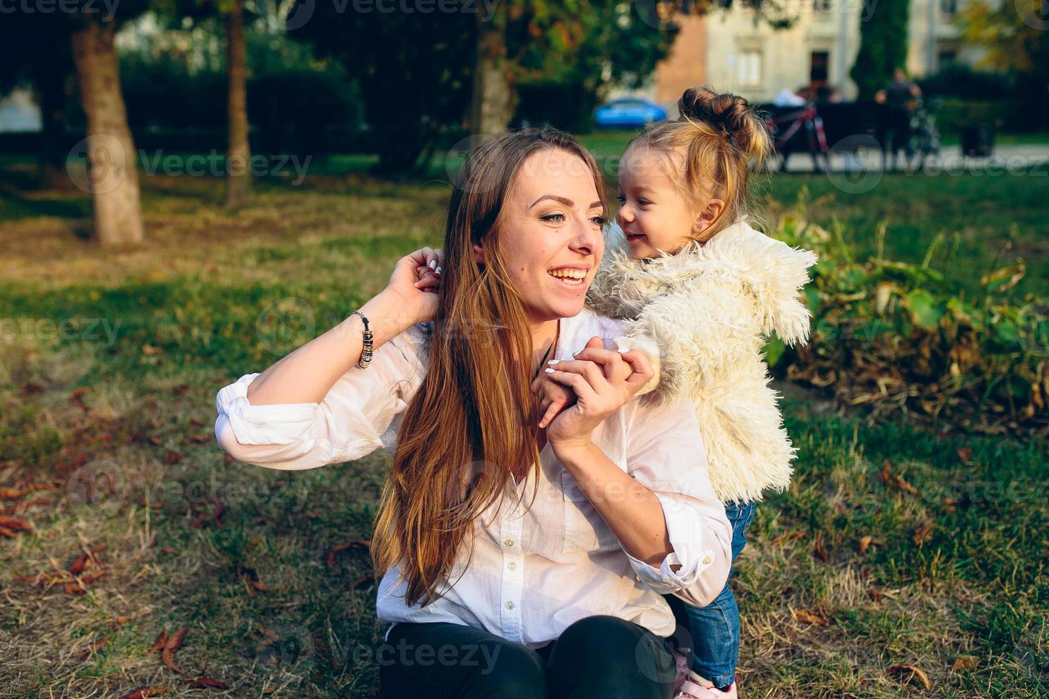 madre e poco figlia nel un' parco foto