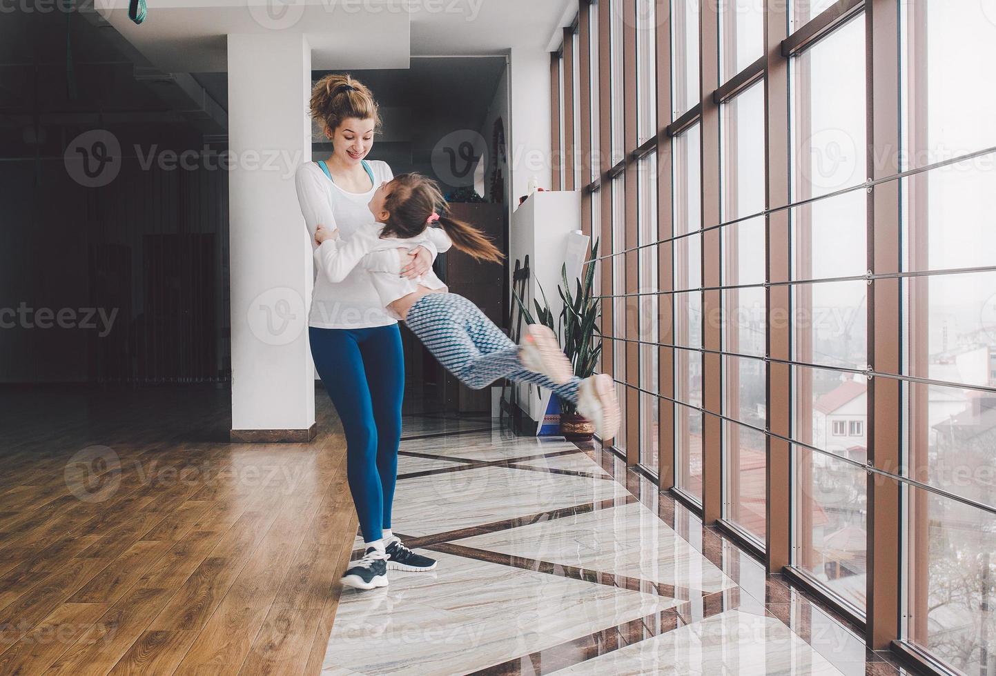 la famiglia affascinante trascorre il tempo in palestra foto