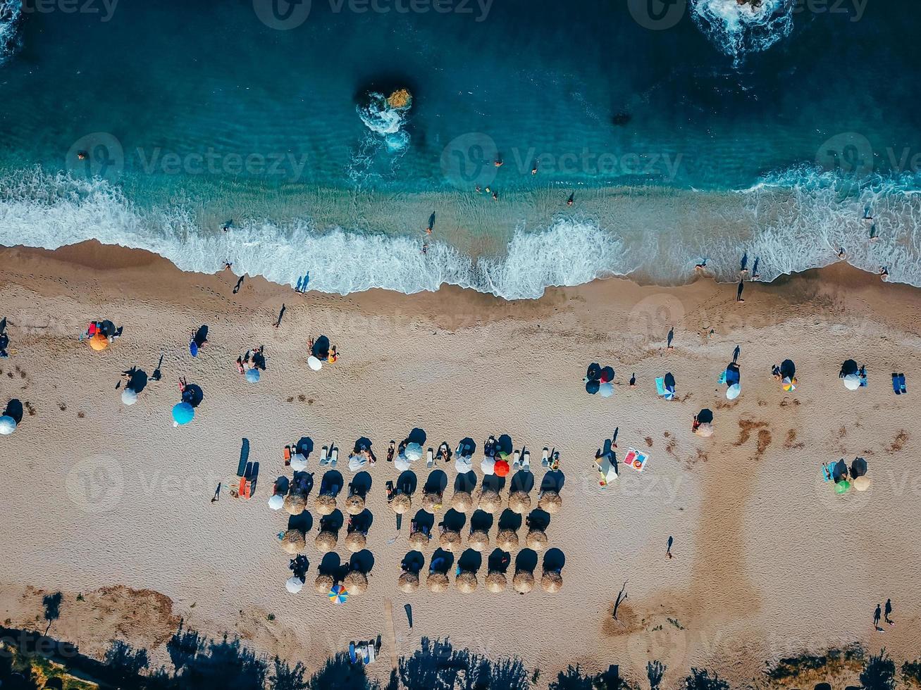 spiaggia con sole lettini su il costa di il oceano foto