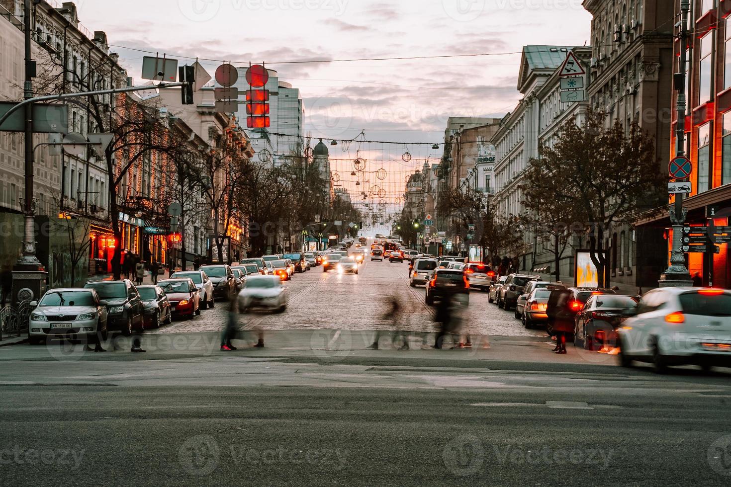 kiev, Ucraina - aprile 14, 2019 notte Visualizza di il strade di kiev. urbano chiasso. bogdan Khmelnitsky strada foto