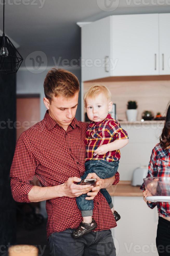 papà e poco figlio nel il cucina di il frigo foto