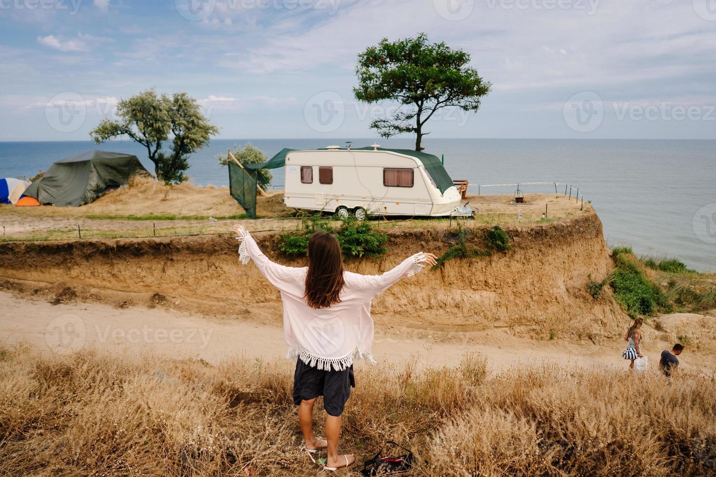 Bellissima, giovane ragazza in posa su un' selvaggio riva del mare foto