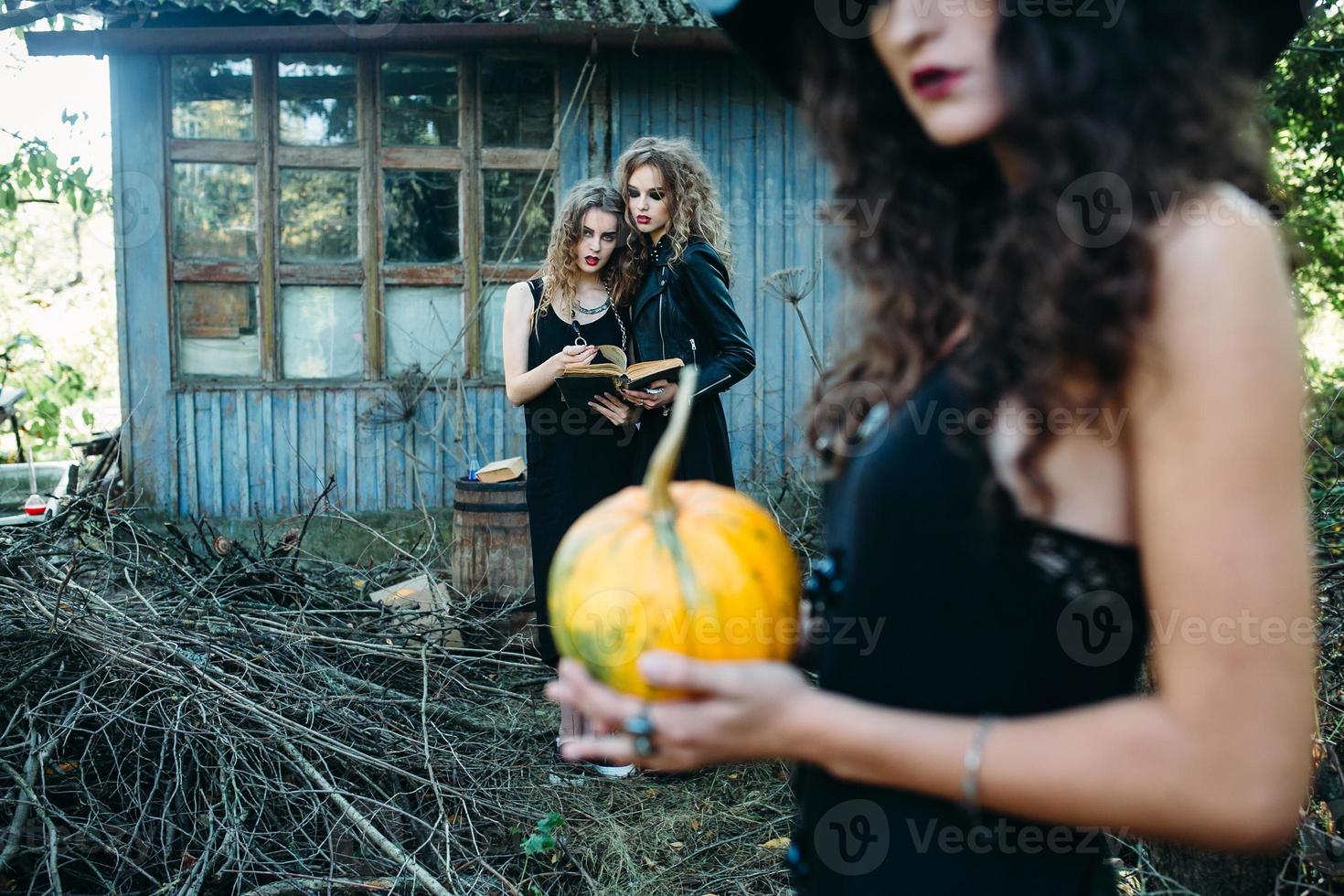 tre donne vintage come streghe foto