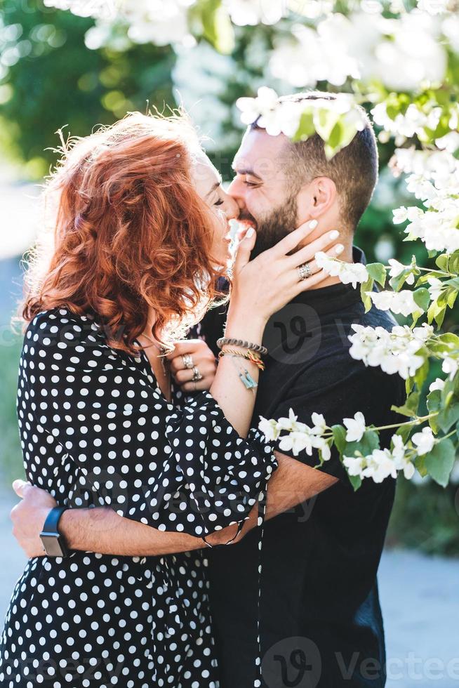 amorevole tipo e ragazza in posa insieme su telecamera foto