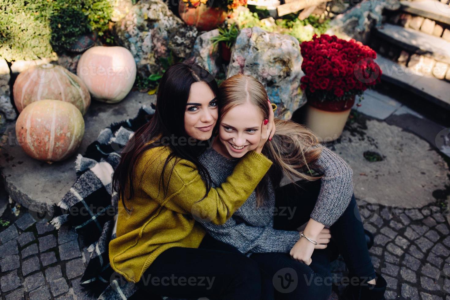 moda ragazze in posa su il strada foto